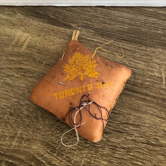 Vtg Toronto Souvenir Pin Cushion - Picture 1 of 12